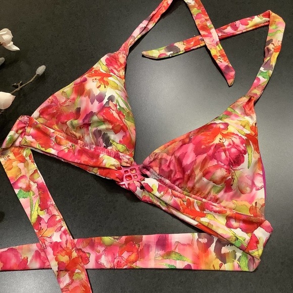 BECCA by Rebecca Virtue Floral Halter Bikini Top Pink Basket Weave Resin Center - Picture 2 of 11